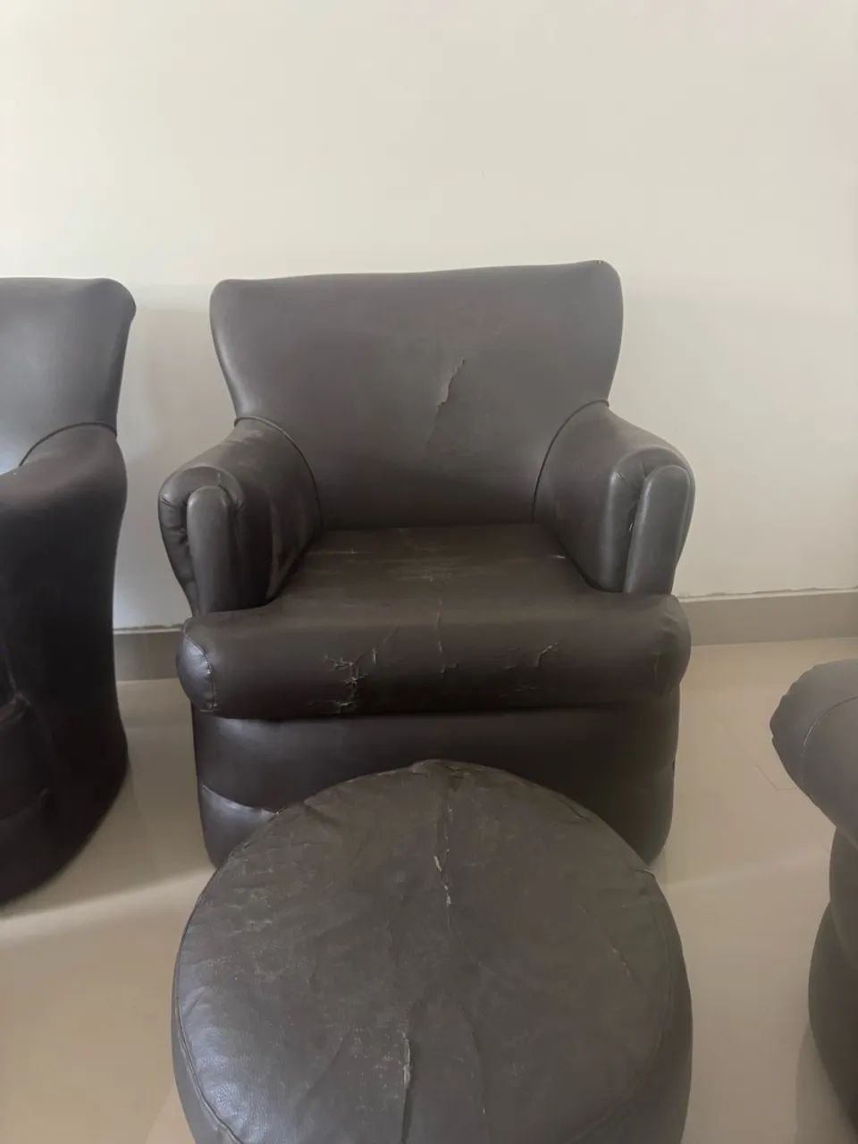 Conjunto de Sofá 2 Lugares + 2 Poltronas + 2 Puffs em Couro Preto - Foto 5