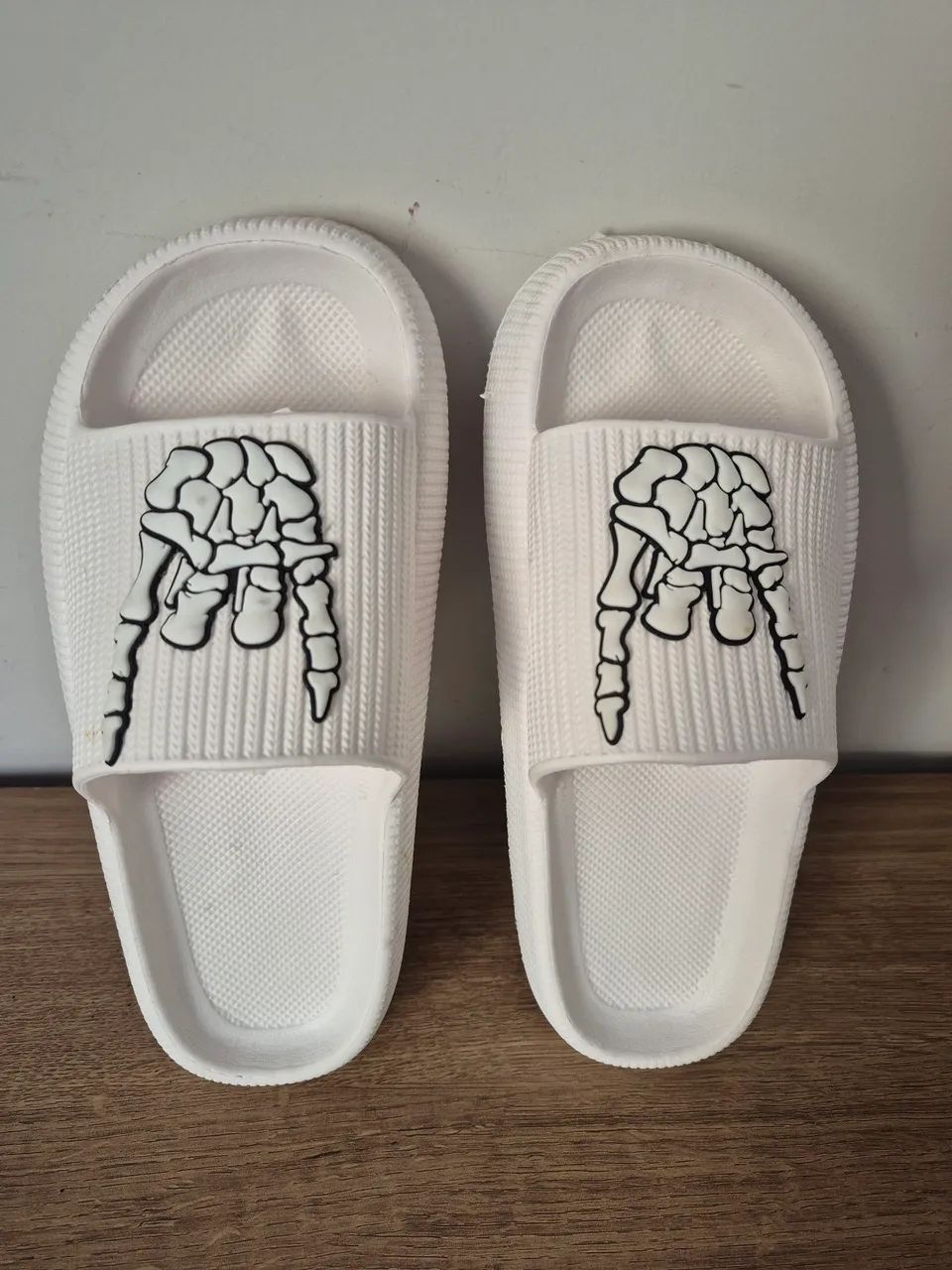 Chinelo nuvem de caveira!!?