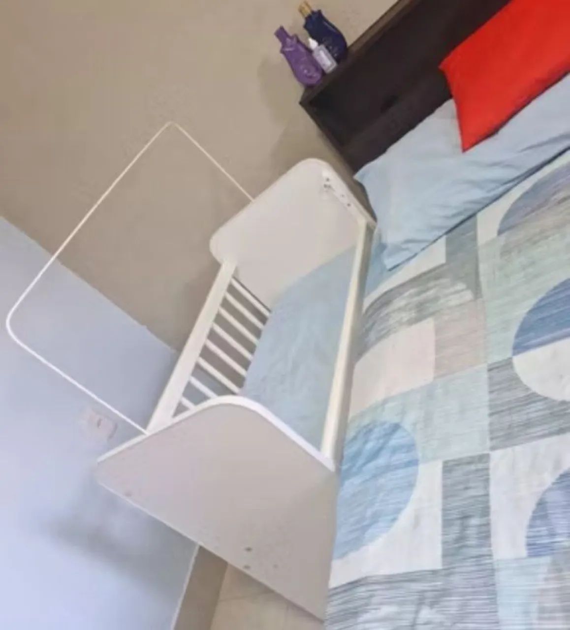 Mini berço com rodas e freio nas rodas, Ideal pra colocar junto com a cama da mamãe  - Foto 2