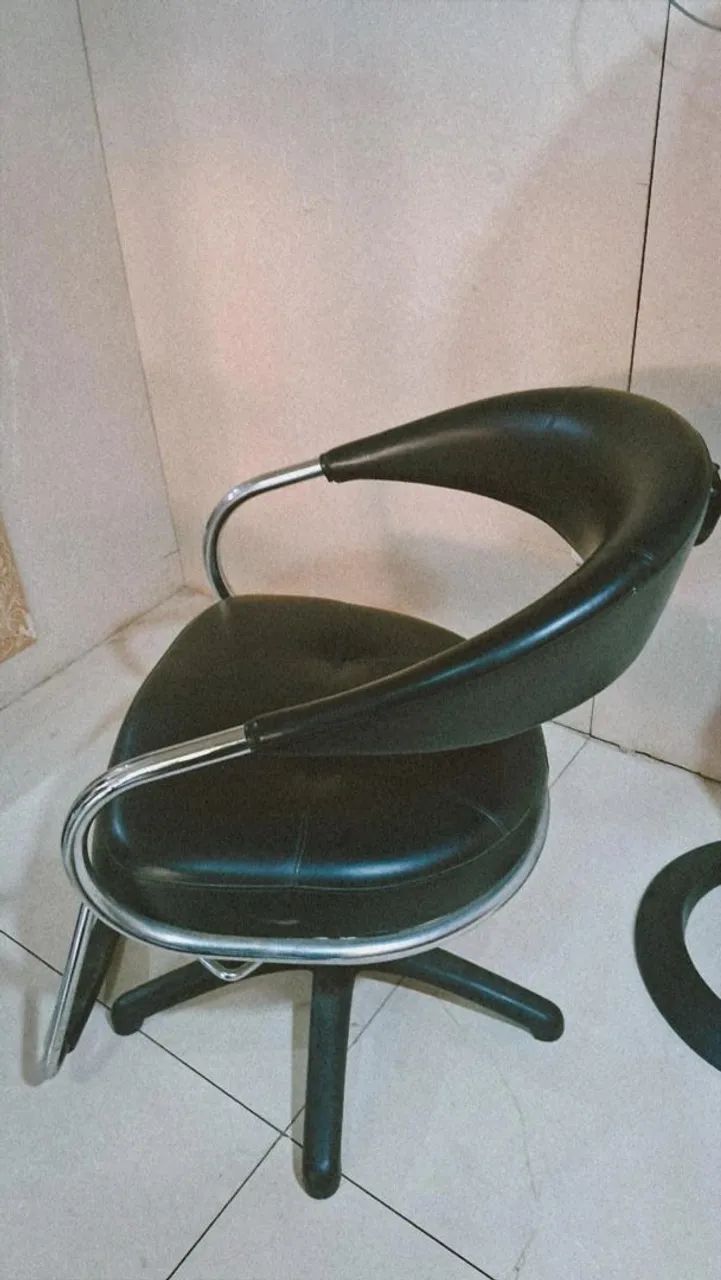 Vendo um lavatório e 2 cadeiras para salão, ou barbearia,estão em ótimas condições - Foto 2