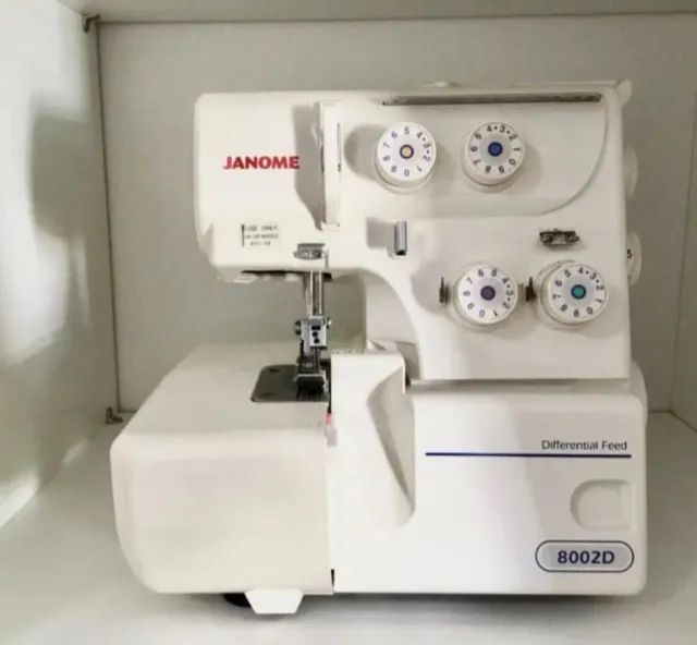 Máquina Overlock Janome 8002D