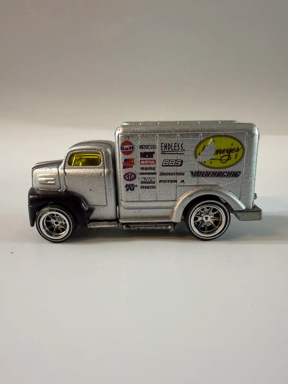Hot wheels 49 Ford C.O.E custom com pneu de borracha mooneyes - Foto 3