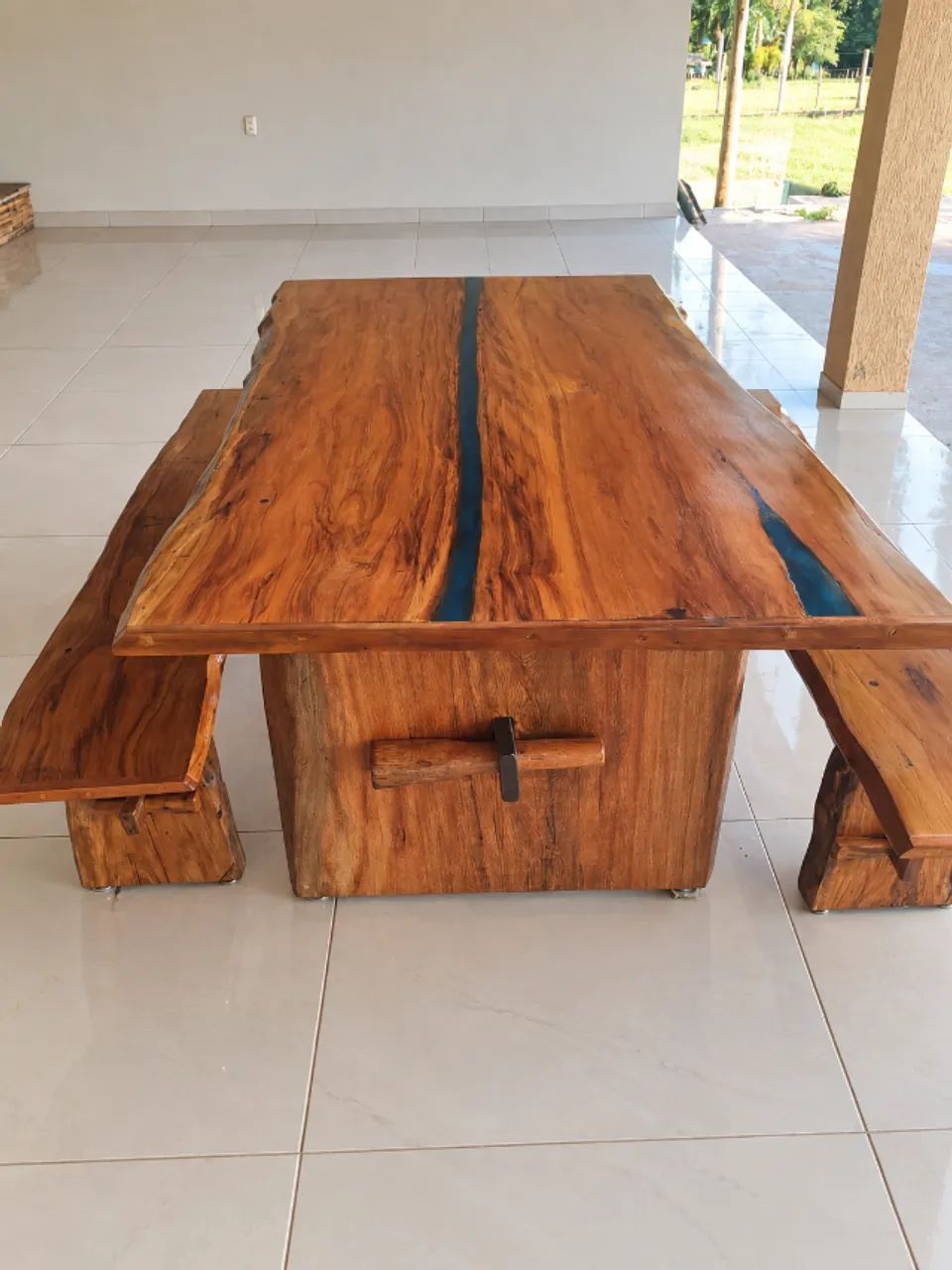 MESA RÚSTICA EM PEROBA-ROSA MACIÇA + 2 BANCOS - ARTESANAL