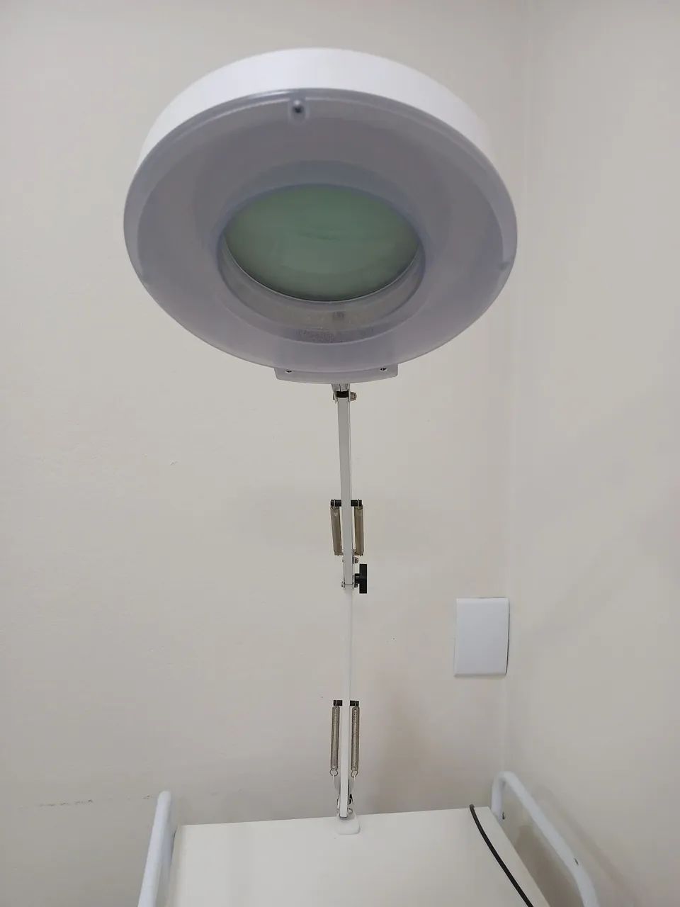 Lupa articulada de bancada com led
