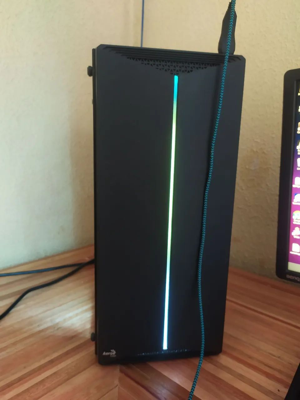 Gabinete gamer aerocool split rgb mid tower