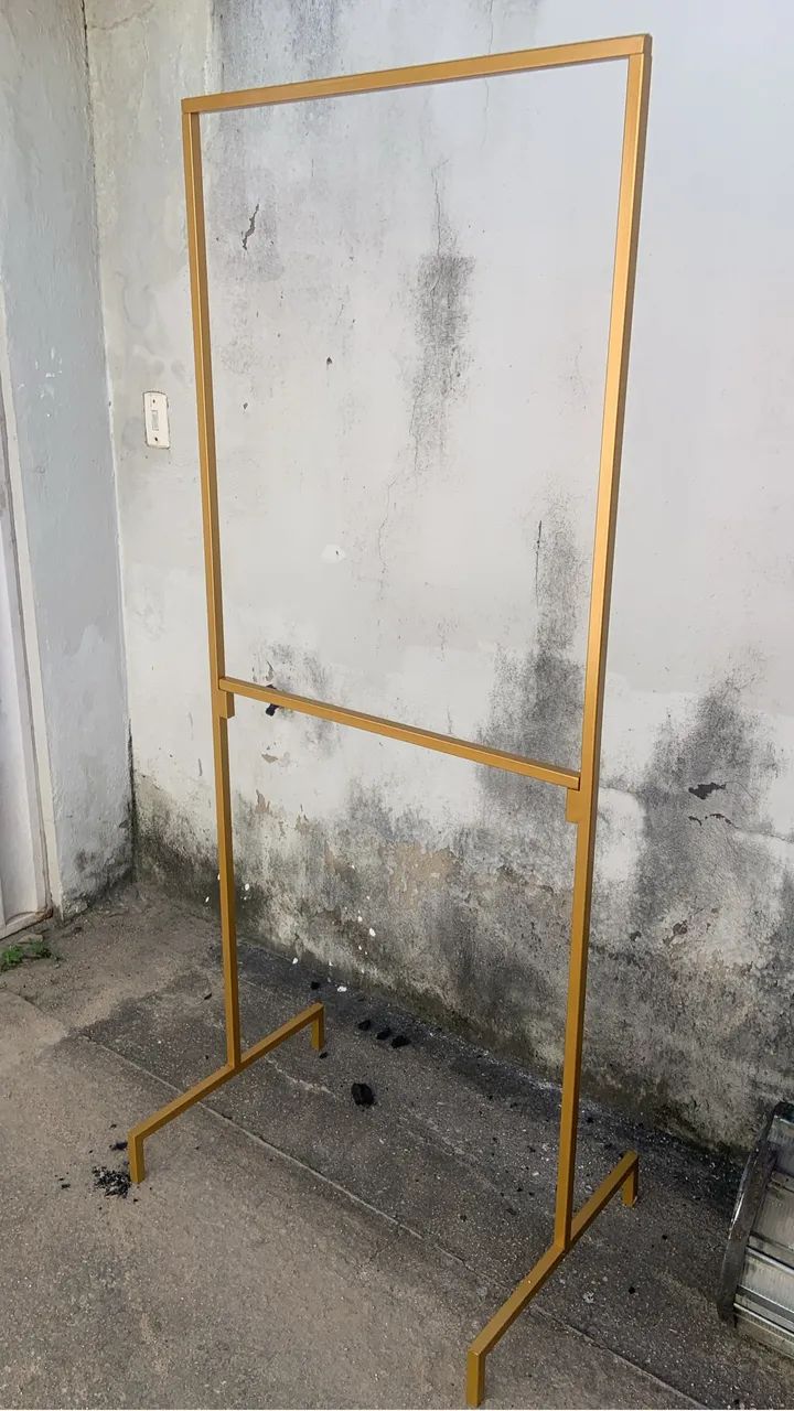 Vendo arara pra roupas na cor dourado , modelo desmontável 