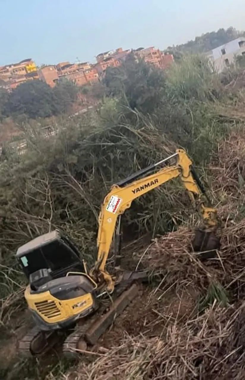 Mini escavadeira Yanmar Vio80 cabinada  - Foto 5