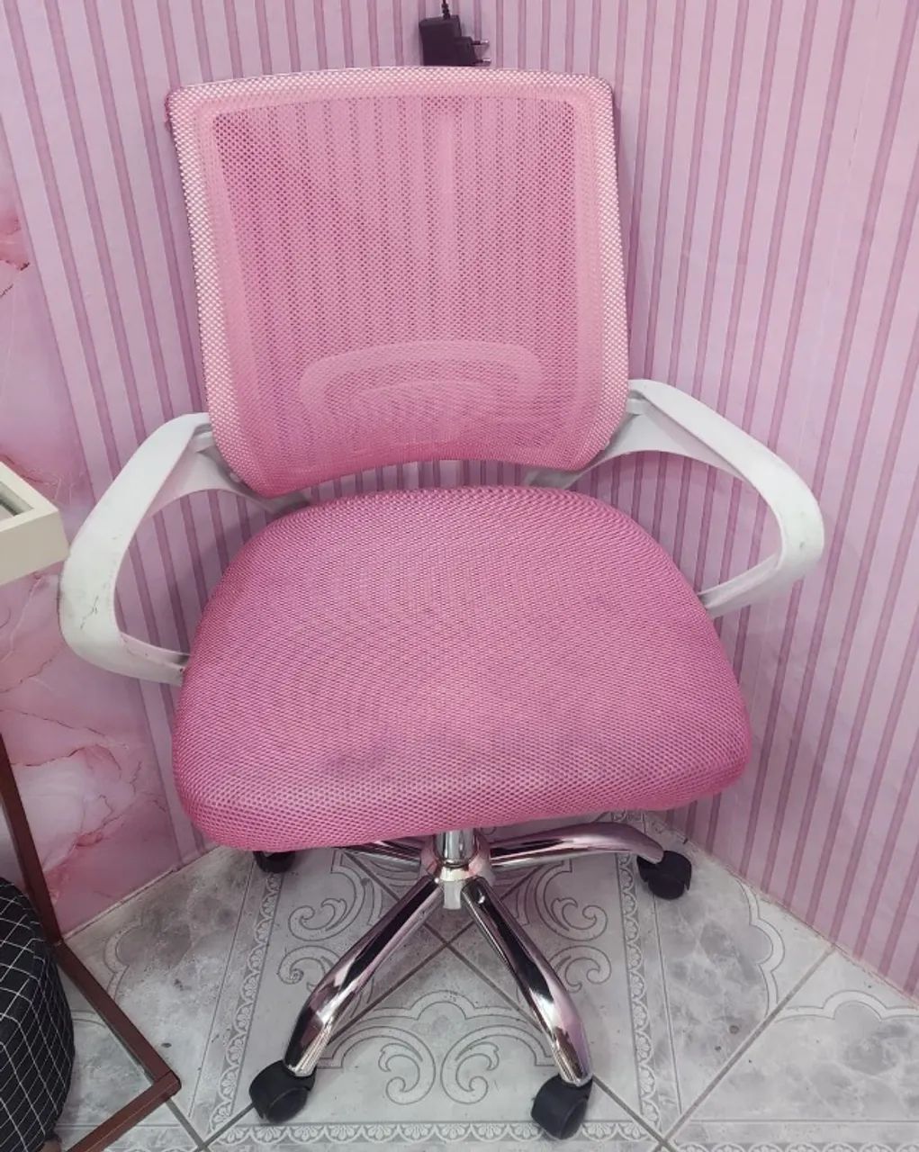 Vendo cadeira giratória rosa  - Foto 4