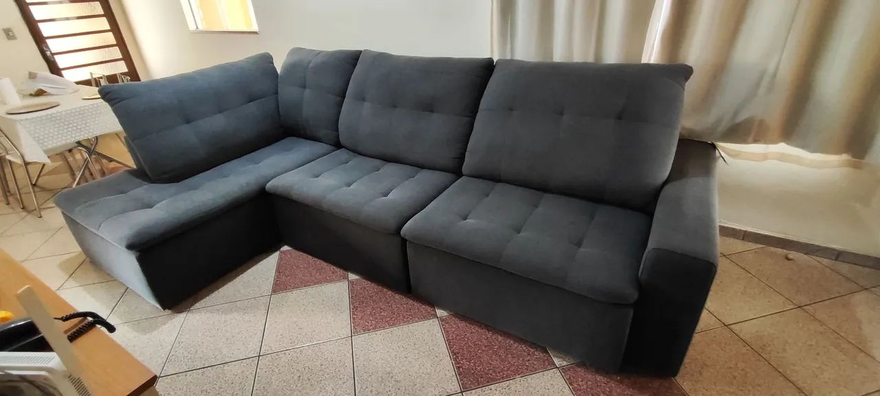 Sofá reclinável e retrátil 