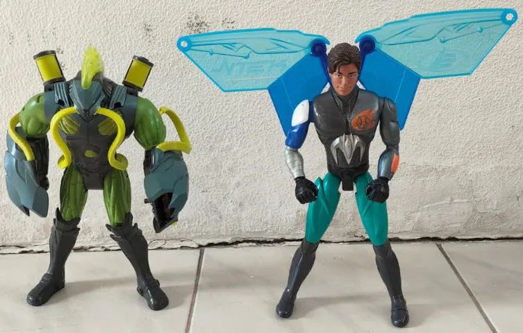 Bonecos Max Steel e Toxzon Garras - Foto 2