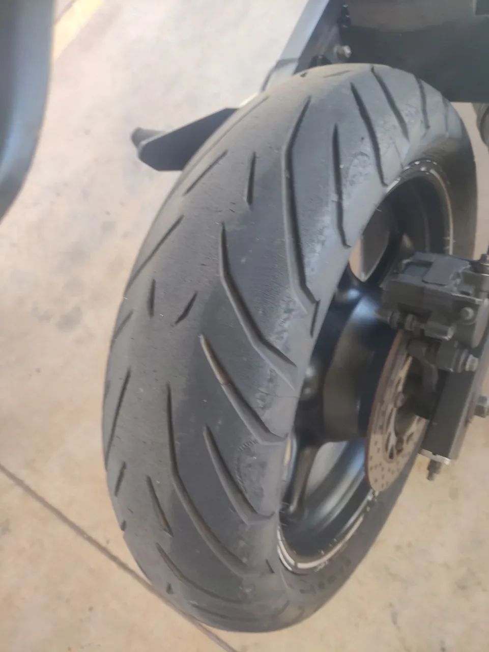 XJ6n ano 2012 com 2026 pago 2 pneu bom  - Foto 5