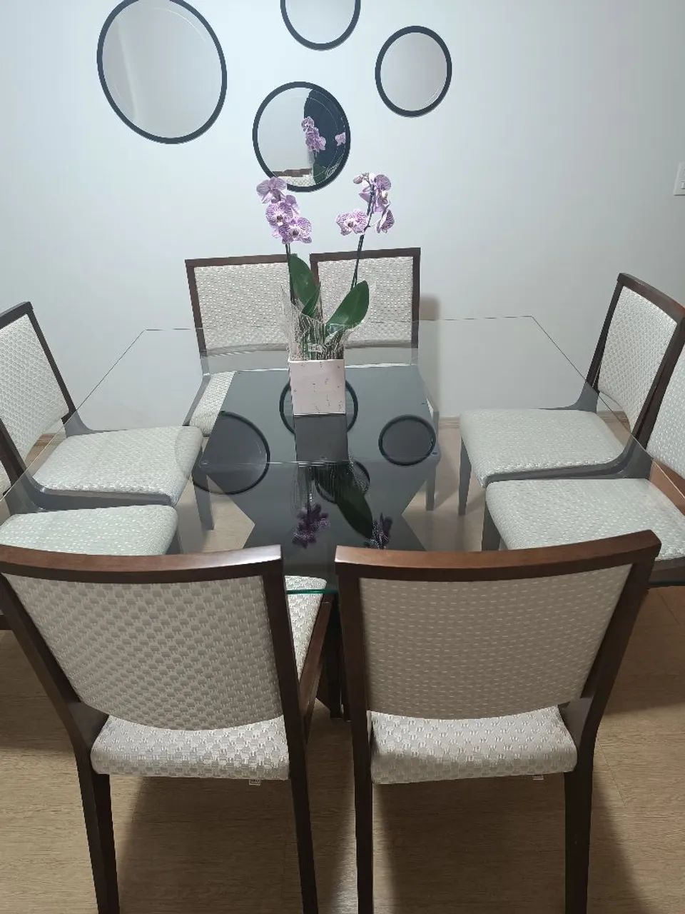 Mesa de jantar de vidro com 8 cadeiras