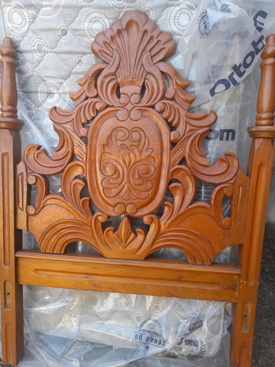 Vende-se cama de solteiro 