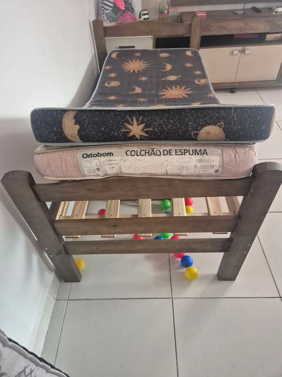 Cama solteiro madeira com 2 colchões 