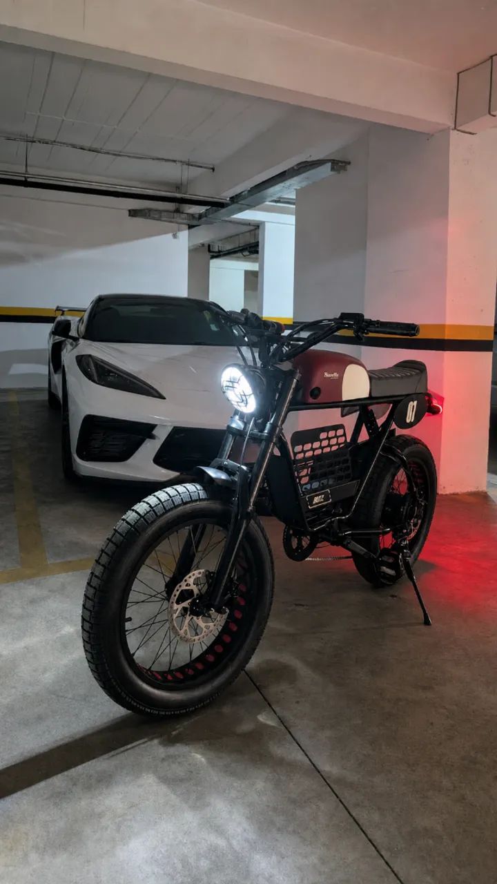 Bicicleta elétrica estilo café racer