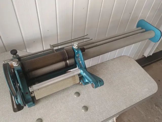 Máquina de cortar viés com mesa