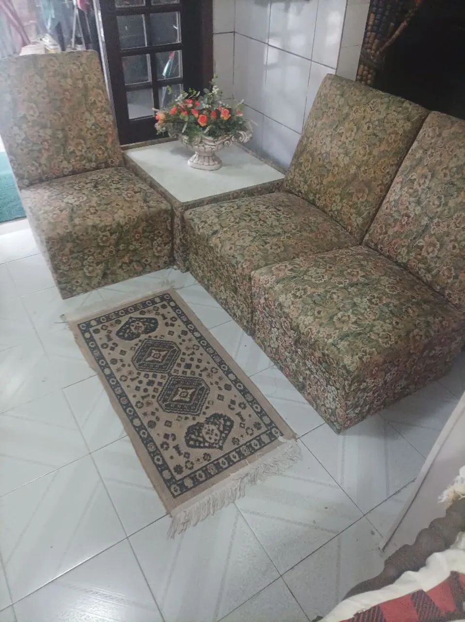 Conjunto de sofá modulado com 03 poltronas e uma mesinha 