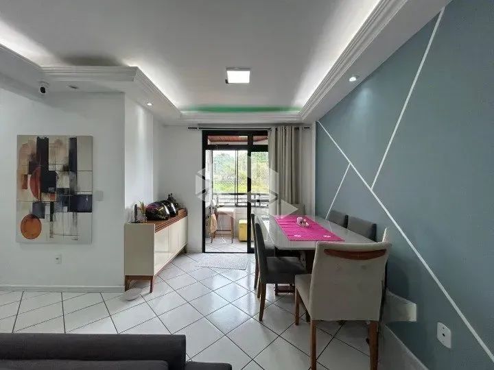 APARTAMENTO COM 2 QUARTOS 1 SUÍTE E SACADA À VENDA NO ESTREITO FLORIANÓPOLIS