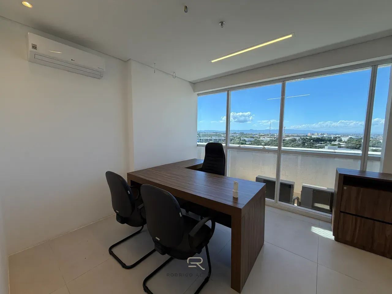Sala Comercial, Climatizada, com divisórias, mobiliária, vista para o Centro Politico. - Foto 2