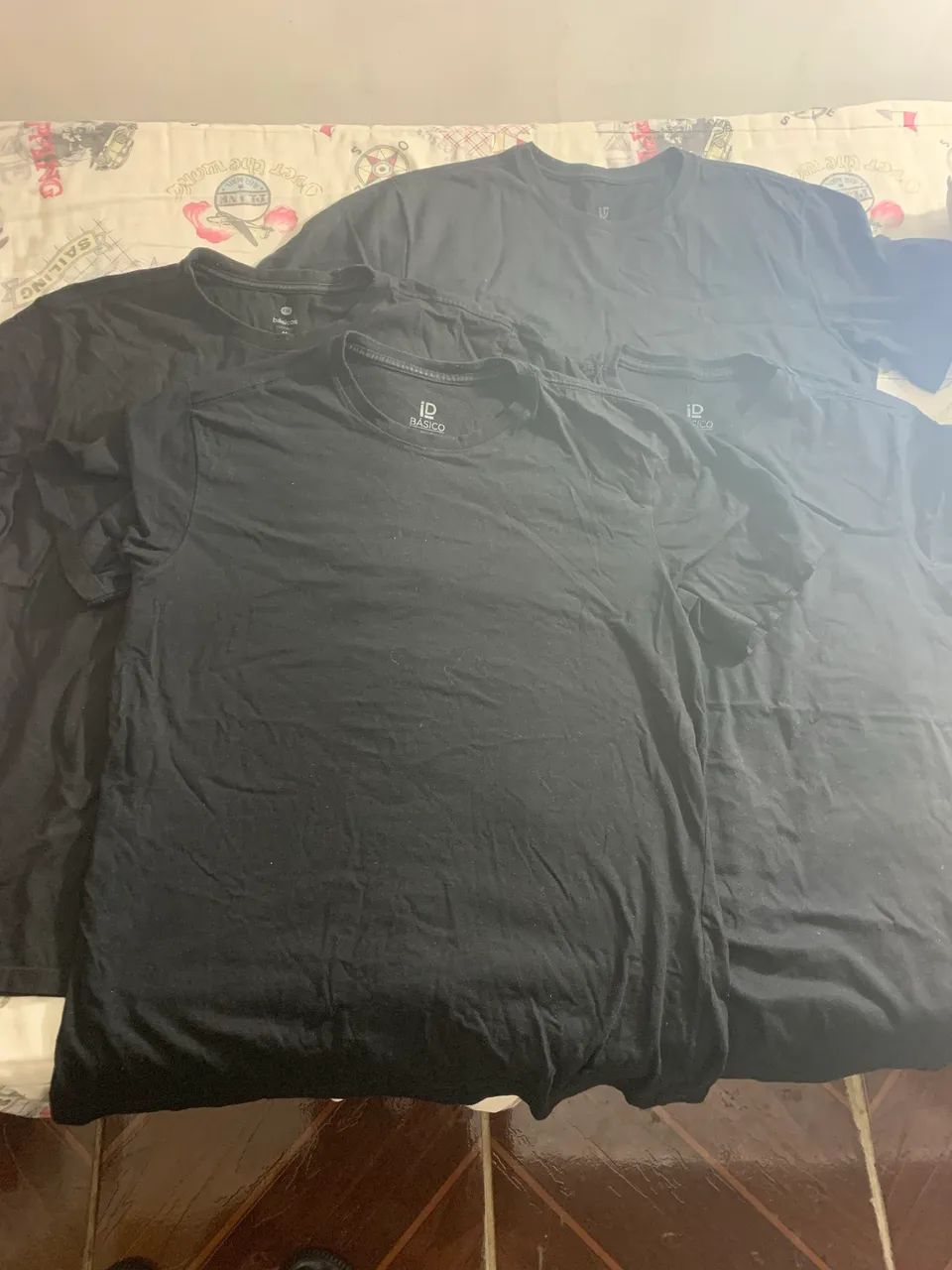 4 camisas pretas em algodão puro