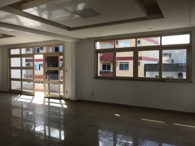 Excelente apartamento amplo,varanda, dependência completa - Foto 2