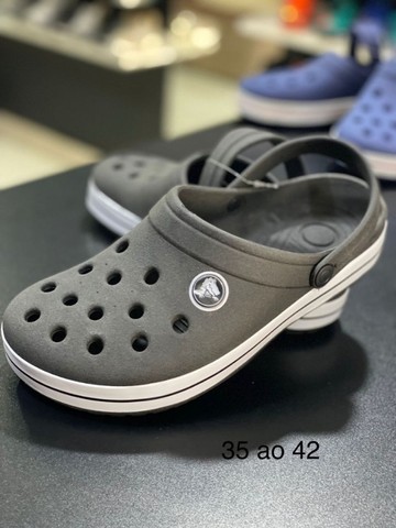 crocs cinza e branco