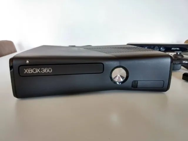 Console Xbox 360 4GB + Controle sem fio + Jogo