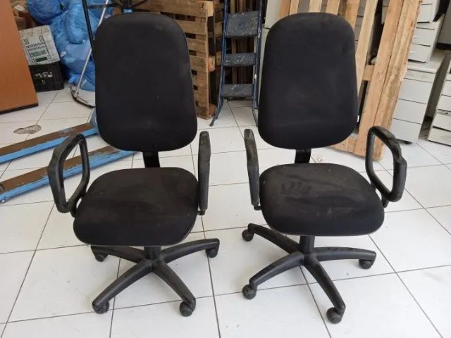 Cadeira de escritório giratória c/ braços e rodas em Tecido / Plástico Preto - Foto 5