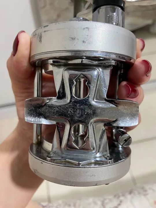 Vendo carretilha Abu garcia 7000 IC3 - Foto 6