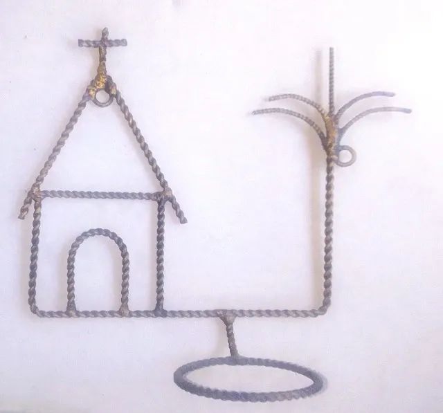 Raríssima Escultura porta vaso Parede Ferro forget ornada Igrejinha e coqueiro *Descrição - Foto 3