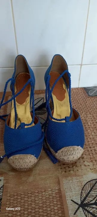 Sandálias azuis com amarração - Foto 3