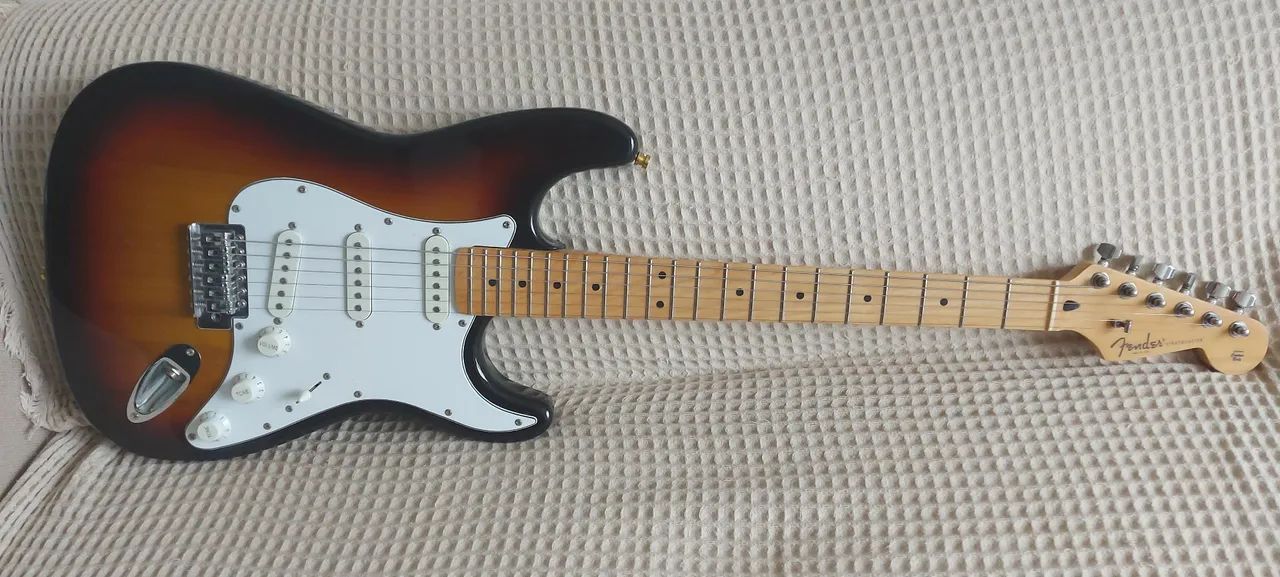 Guitarra Fender Modelo American Standard Stratocaster Sunburst 2020  - Foto 2