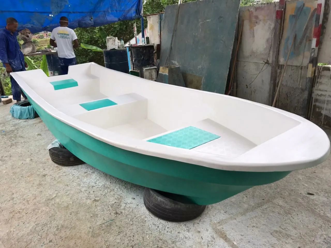 Barco de fibra de vidro, ideal para passeios e pescarias - Foto 4