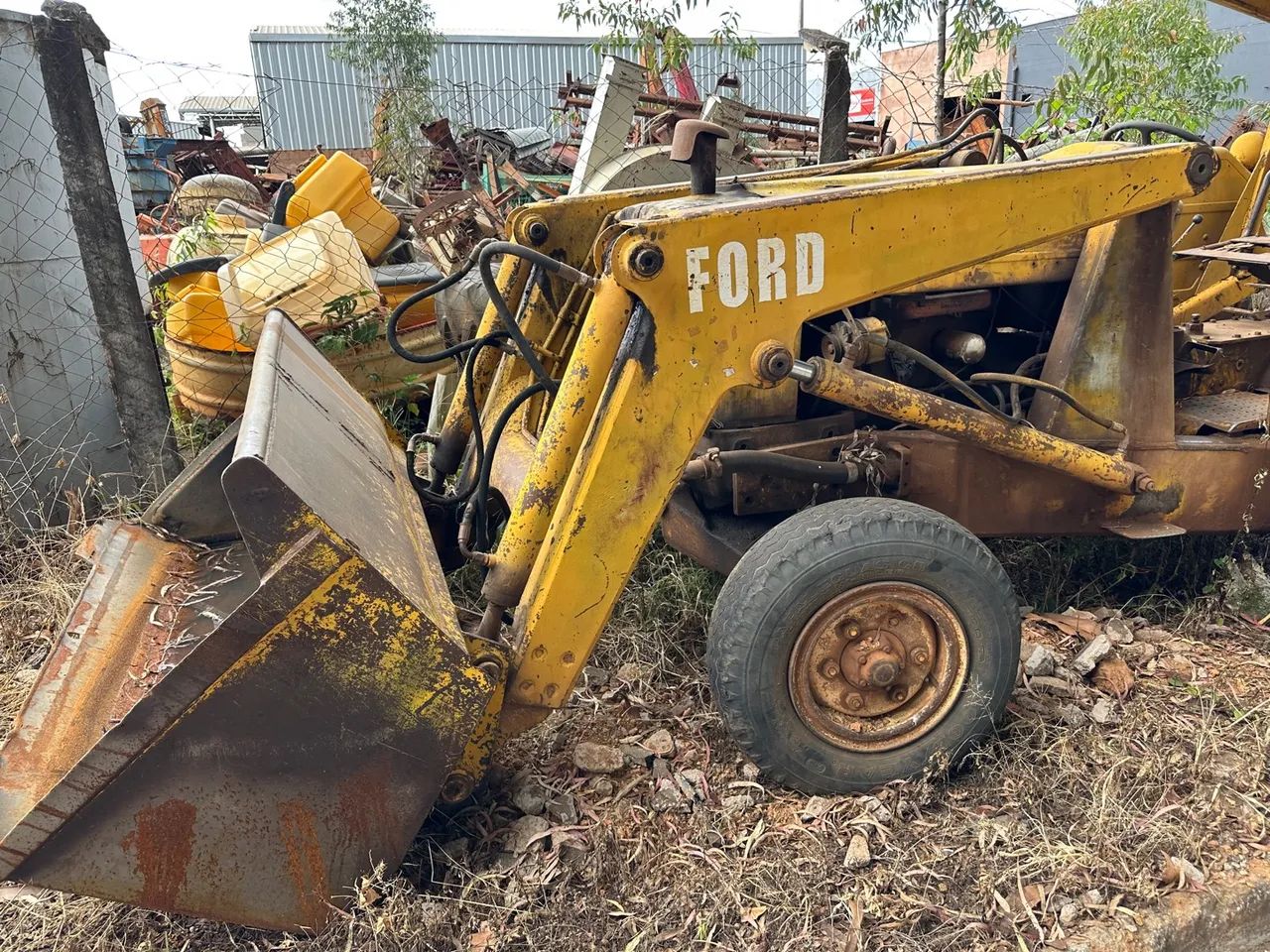 trator Ford 6600 com concha dianteira