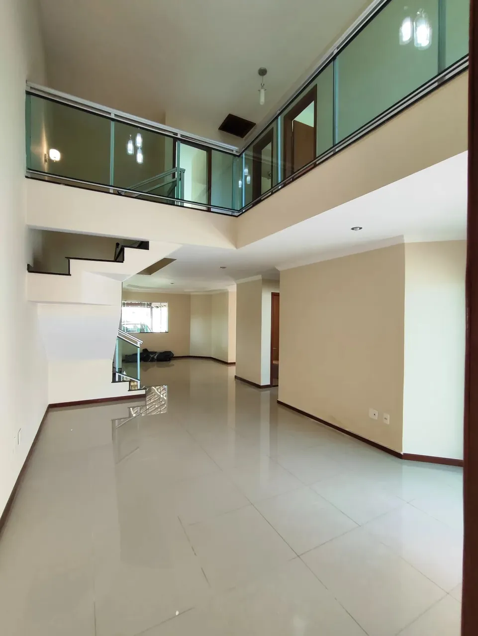 Casa Duplex com 3 Quartos, sendo uma suíte com Closet e Hidromassagem, 2 Vagas de Garagem