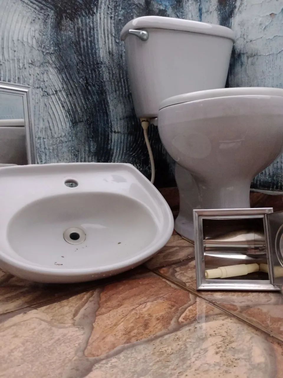 Vaso sanitário com descarga e lavabo cinza claro - Foto 2