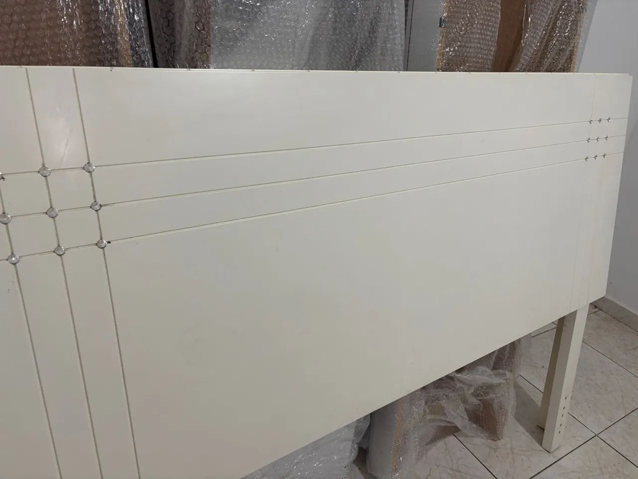 Cabeceira de Cama Branca Moderna - Foto 3