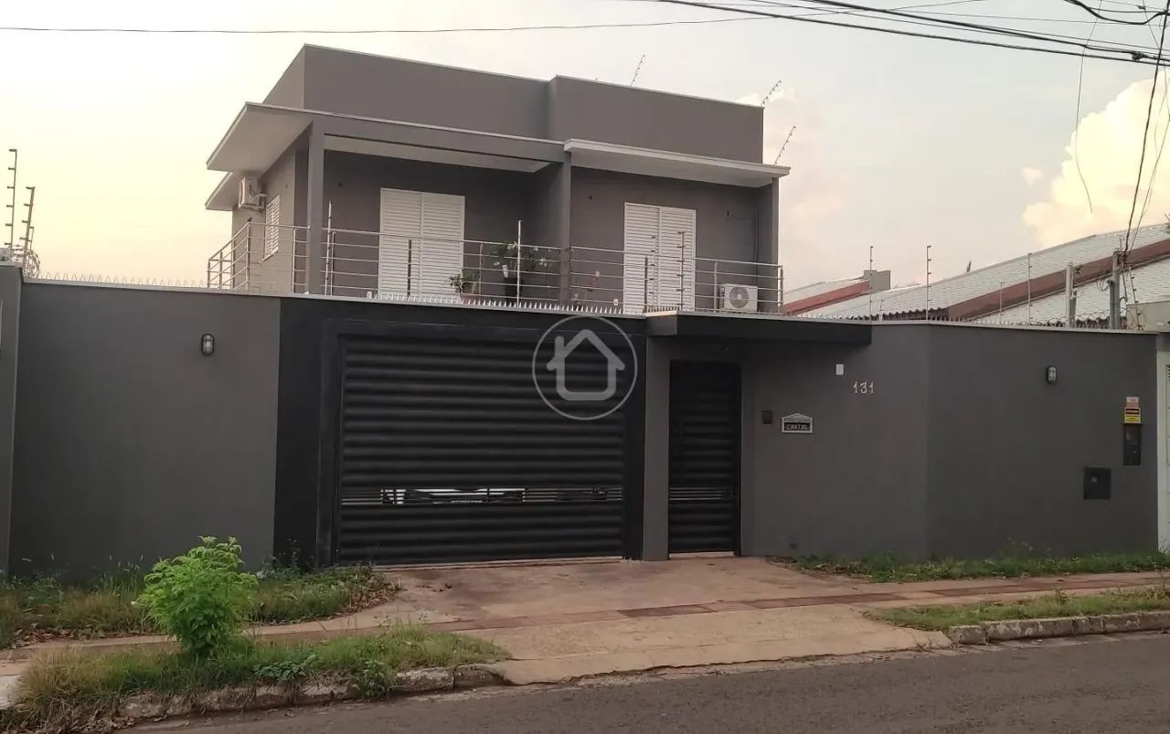 SOBRADO COM 04 QUARTOS, SENDO 02 SUÍTES