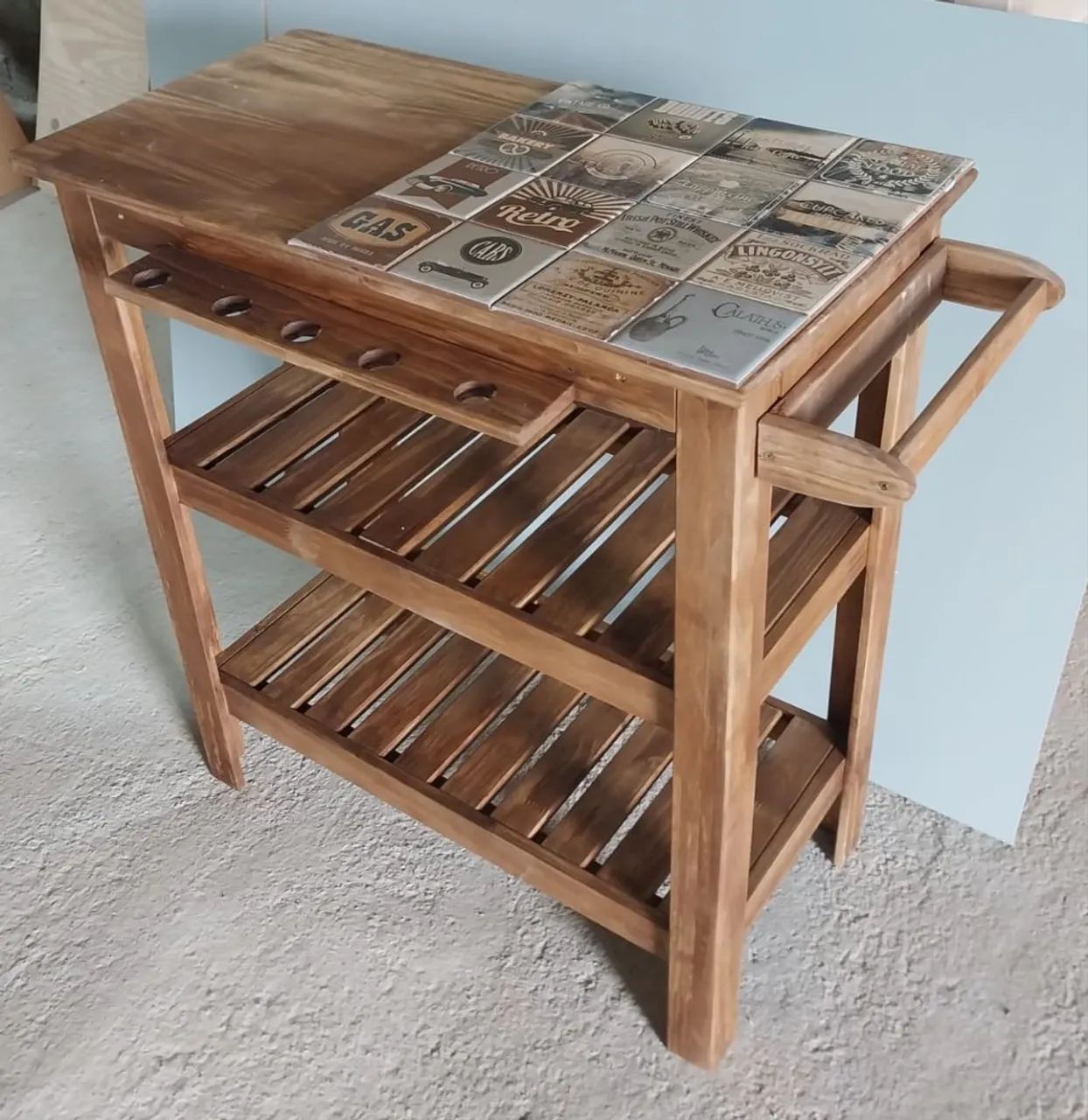 Carrinho de madeira  para área de churrasco 