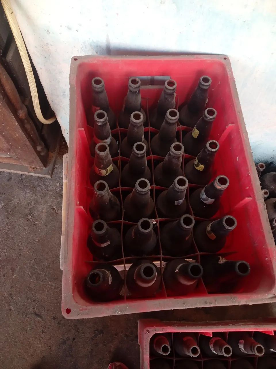 Vendo Caixa de garrafas de vidro para comércio. 