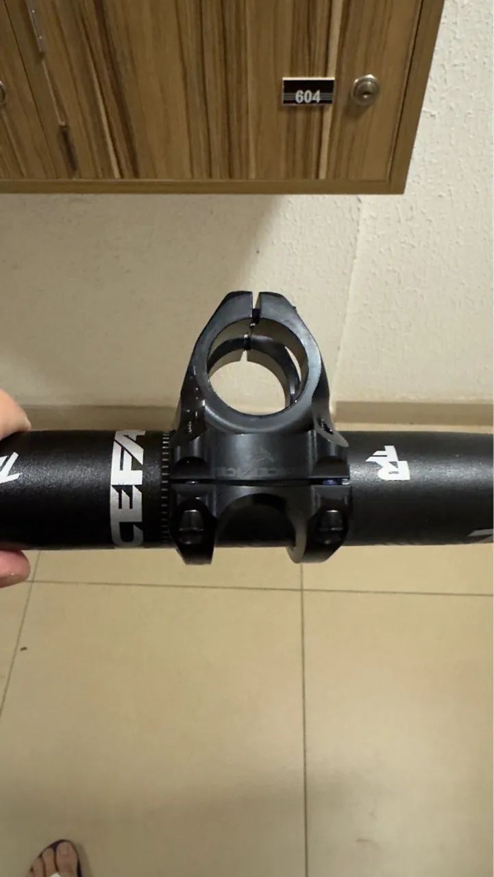 Cockpit completo RaceFace Turbine - Mesa + Guidão + Punhos - Usado apenas uma vez