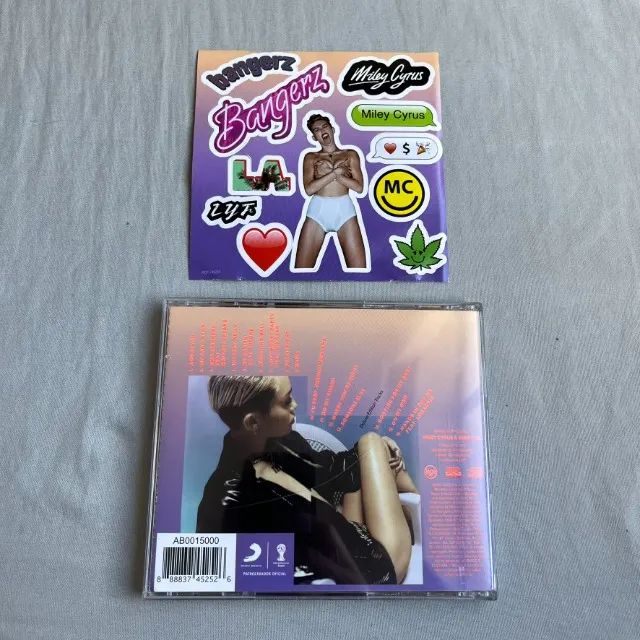 CD Bangerz - Miley Cyrus DELUXE EDITION (Com adesivos) - Foto 2