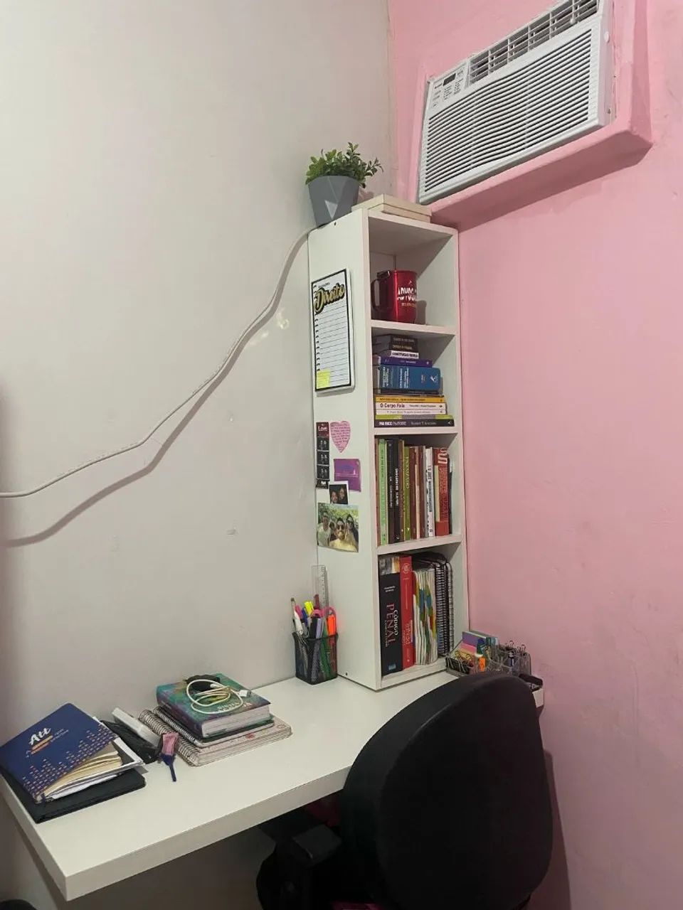 Escrivaninha branca + Cadeira