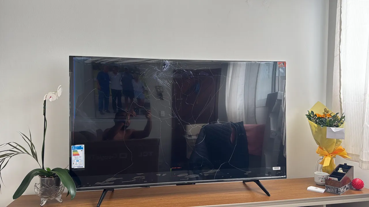 Tv TCL 55p 4K com defeito na tela