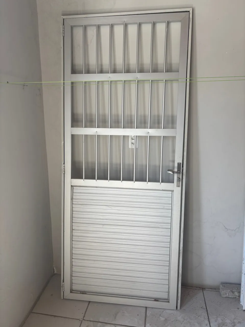 Porta de alumínio com grades e veneziana