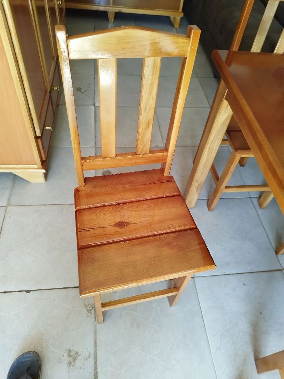 MESA DE MADEIRA 4 E 6 CADEIRAS NOVAS  - Foto 3