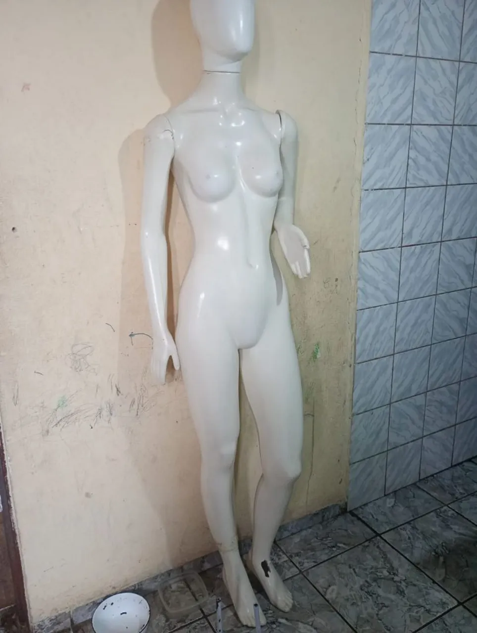 Manequim Feminino para Loja( o pe esta com um pequeno furo)