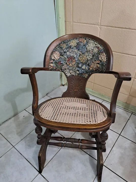 Cadeira de Balanço Vintage com Estofado no encosto