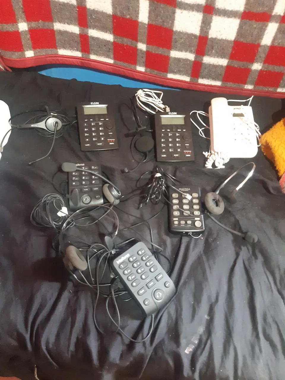 Telefones fixos com headsets e acessórios - Ideal para escritório
