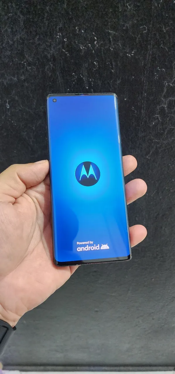 Uma máquina 12 de ram 256gb uma moto edge plus